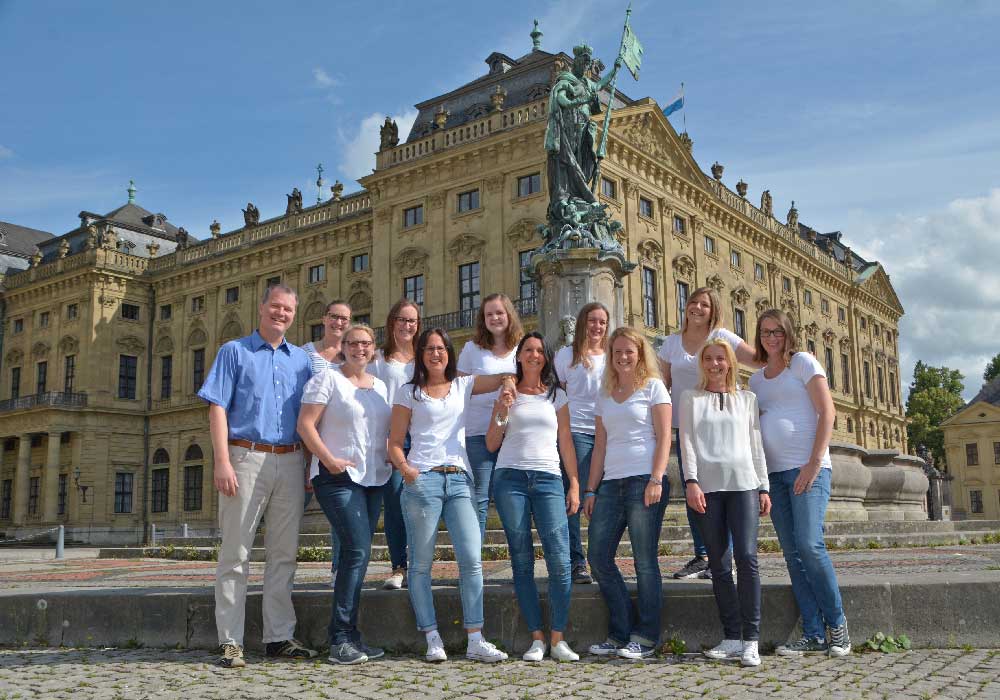 Kieferorthopäde Dr. Schoch & Team vor dem Frankoniabrunnen in Würzburg